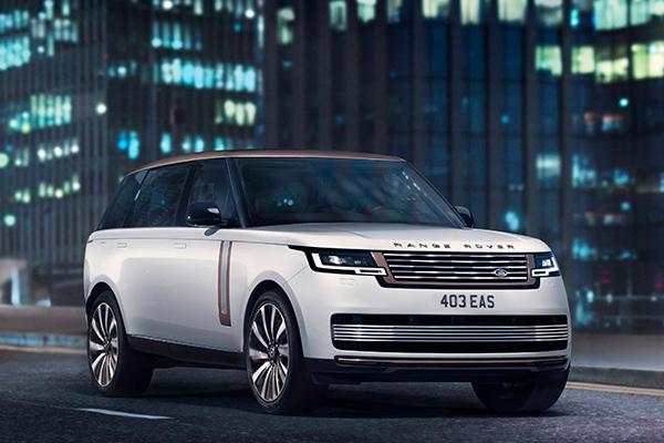 Land Rover Range Rover Modell auf der Straße bei Nacht